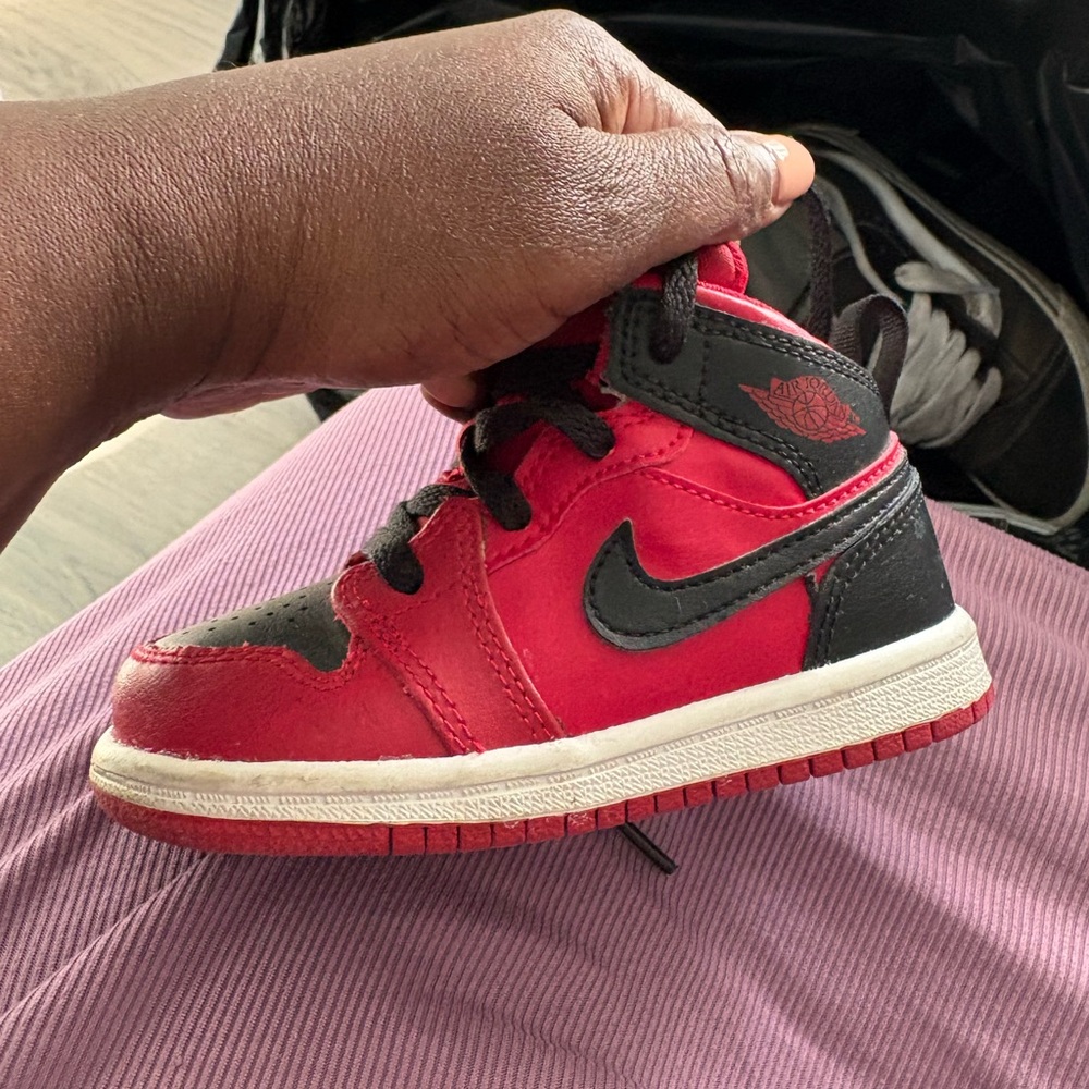 Jordan Red Sneakers Vibrant and Stylish - Picture 3 of 3